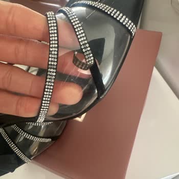 Eksik Taşlı Ayakkabı Ve Yetersiz Müşteri Hizmeti