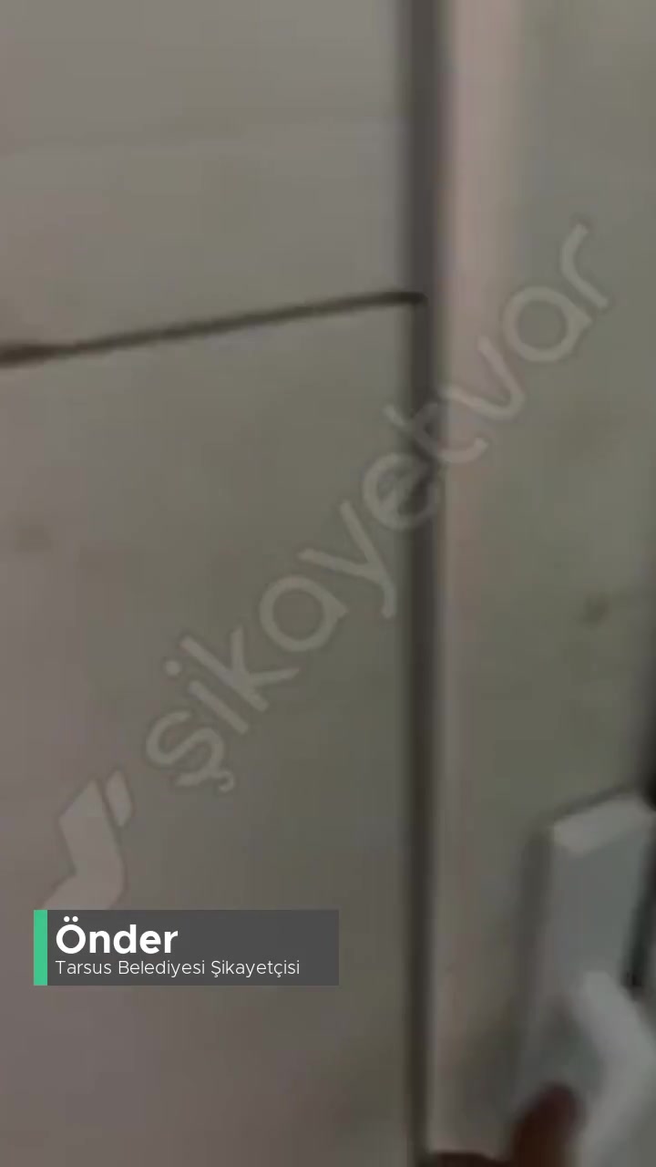 Tarsus Belediyeye Ait Umumi WC Tuvaletler Tıkanık, Işık Yok Ve Kirli videonun kapak resmi