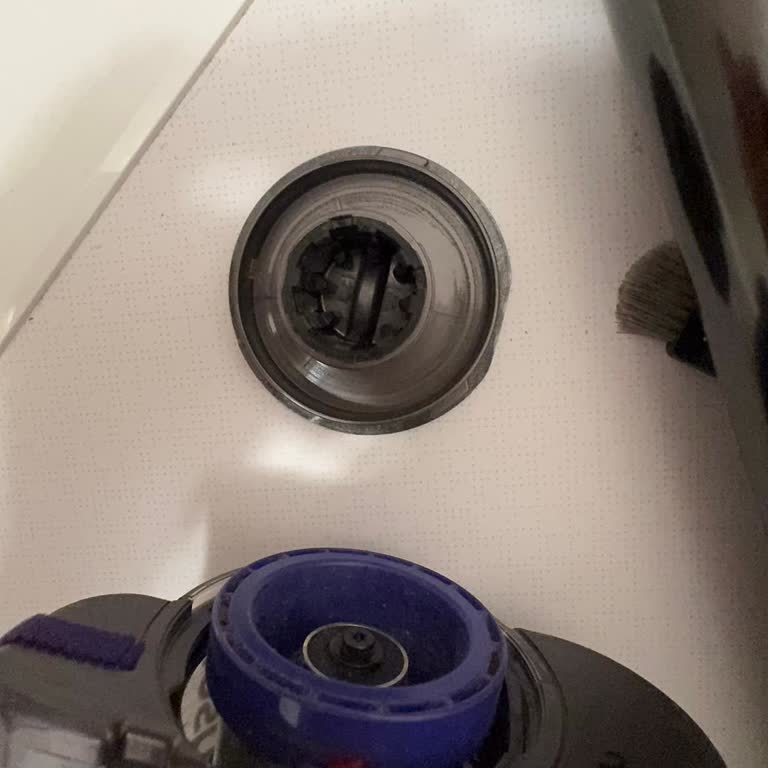 Dyson V15: Anti-Tangle Fırça Ayrılmıyor