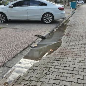 Otopark Girişindeki Yol Çökmesi Ve İlgisiz Belediye