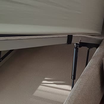 Enza Berta Baza Demiri Kendi Kendine Yamuluyor