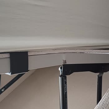 Enza Berta Baza Demiri Kendi Kendine Yamuluyor