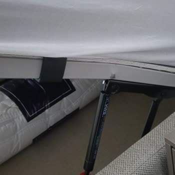 Enza Berta Baza Demiri Kendi Kendine Yamuluyor