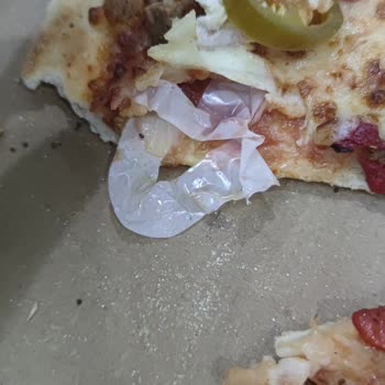 Hijyen Skandalı: Pizza İçinden Poşet Çıktı!