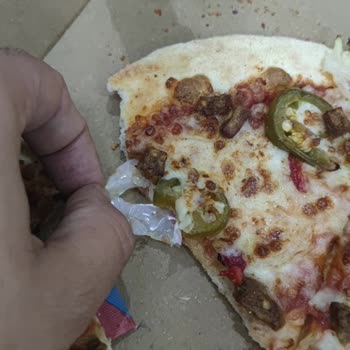 Hijyen Skandalı: Pizza İçinden Poşet Çıktı!