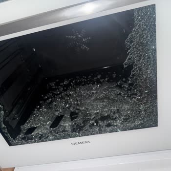 Siemens Fırın Camı Patladı, Servis Bekleniyor