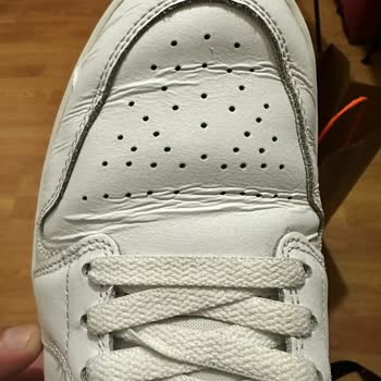 Kusurlu Ayakkabı Ve İlgisiz Mağaza Personeli