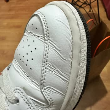 Kusurlu Ayakkabı Ve İlgisiz Mağaza Personeli