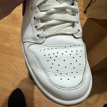 Kusurlu Ayakkabı Ve İlgisiz Mağaza Personeli