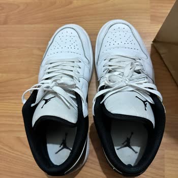 Kusurlu Ayakkabı Ve İlgisiz Mağaza Personeli