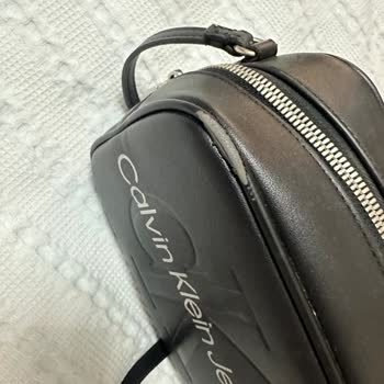 Calvin Klein Çantanın Derisi Kısa Sürede Soyuldu