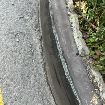 Otoparkta Çelik Tretuvar Tehlikesi: Lastiklerinizi Koruyun