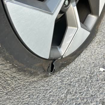 Otoparkta Çelik Tretuvar Tehlikesi: Lastiklerinizi Koruyun