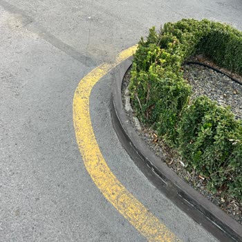 Otoparkta Çelik Tretuvar Tehlikesi: Lastiklerinizi Koruyun