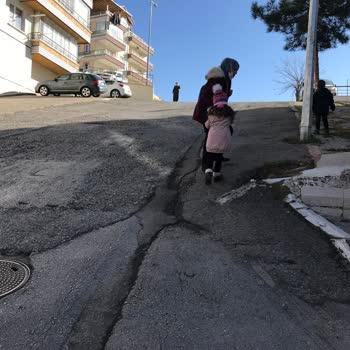 Kutlu Mahallesi'nde Yaya Güvenliği Tehlikede: Acil Müdahale Gerekiyor