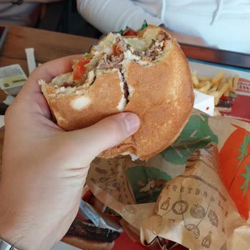 Burger King'de Soğuk Ve Bayat Burger Deneyimi
