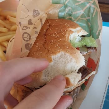 Burger King'de Soğuk Ve Bayat Burger Deneyimi