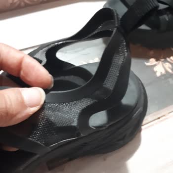 Sadece 10 Kez Giyilen Sandaletin Dikiş Yerlerinden Ayrılması Ve Üretim Hatası İddiası