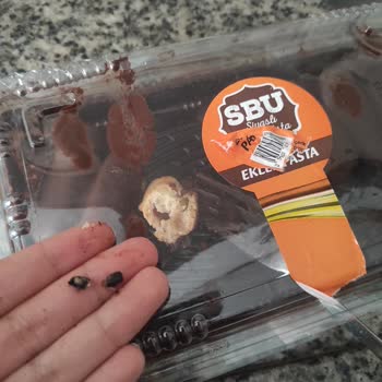 Ekler Pastada Beklenmedik Sert Madde Şoku