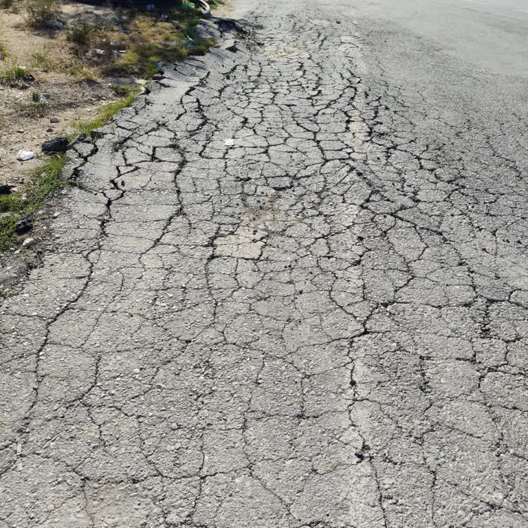 Tehlikeli Yol Çatlağı: Acil Müdahale Gerekiyor!