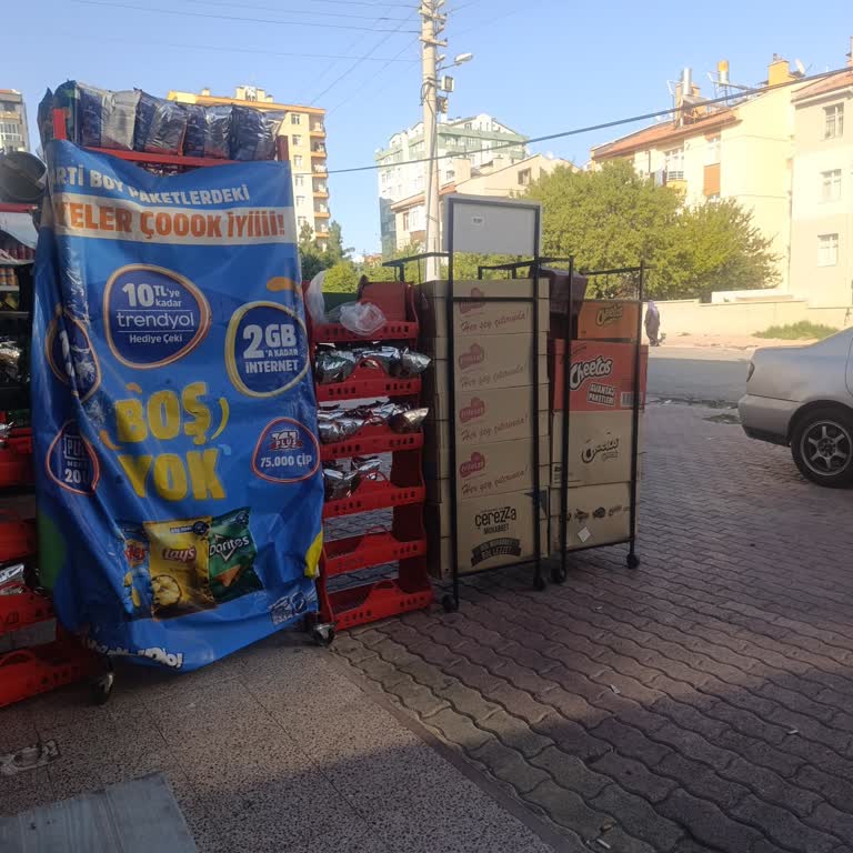 Kaldırımları İşgal Eden Bakkallar Ve Çevre Kirliliği