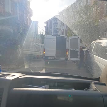 Yol Ortasında Park Eden Şoförün Sorumsuz Davranışı