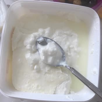 Yoğurt Paketinde Şok Edici Metal Parça