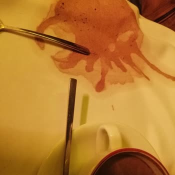 La Pierre Patisserie Sıcak Çikolata İçinde Kurtçuklar