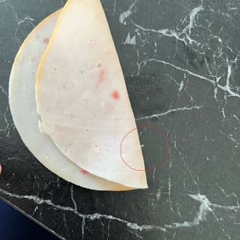 Maret Hindi Füme Ürününde Tavuk Tüyü Şoku