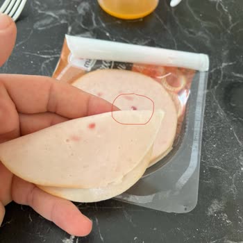 Maret Hindi Füme Ürününde Tavuk Tüyü Şoku