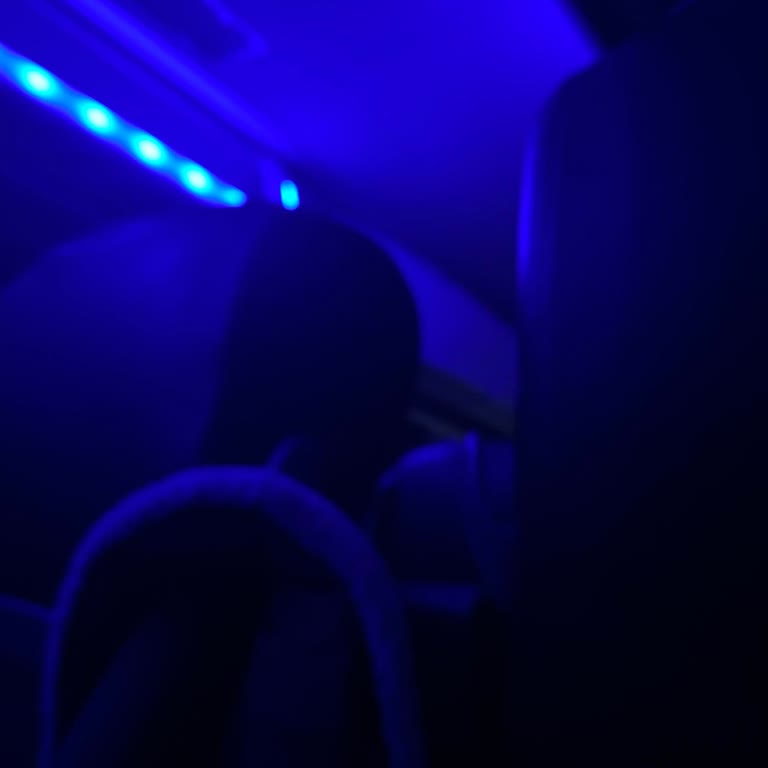 Gece Yolculuğunda Mavi Işık Eziyeti: Kamil Koç'un Dikkatine!