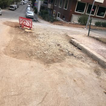 Öveçler'deki Tehlikeli Çukur Ve İlgisizlik