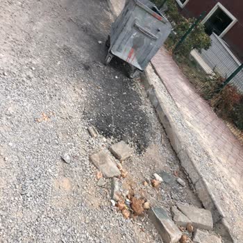 Öveçler'deki Tehlikeli Çukur Ve İlgisizlik