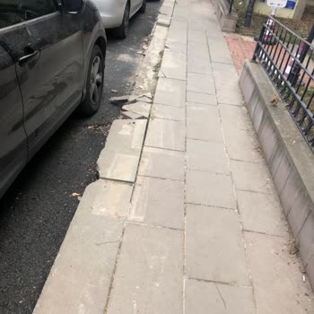 Öveçler'deki Tehlikeli Çukur Ve İlgisizlik