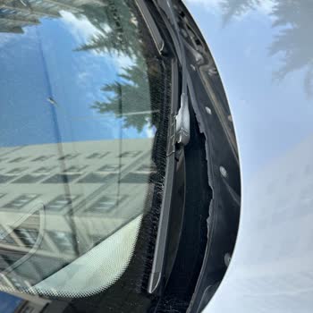 BMW F20 118i Ön Cam Izgara Fitili Sorunu