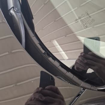 BMW 1.18i Ön Cam Altı Plastiği Kalite Sorunu
