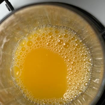 Bozuk Dimes Portakal Suyu: Maya Baloncukları Ve Ton Balığı Kokusu