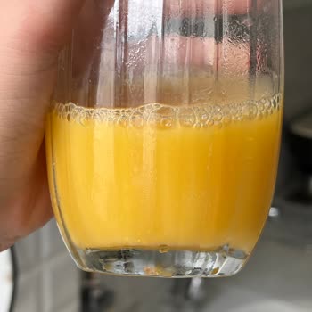 Bozuk Dimes Portakal Suyu: Maya Baloncukları Ve Ton Balığı Kokusu