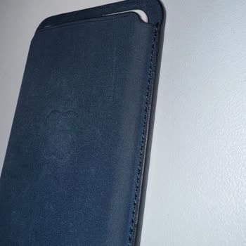 Apple MagSafe Wallet Color Deformed After Just One Day of Use