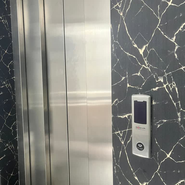 Kartepe'de Tekerlekli Sandalye Kullanıcısının Asansör Çilesi