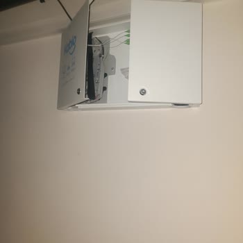 Apartman Girişindeki Kablo Kaosu