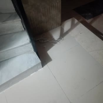 Apartman Girişindeki Kablo Kaosu