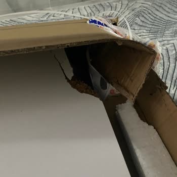 Kırık Çalışma Masası Ve İlgisiz Müşteri Hizmetleri