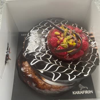 Maslak Karafırın'dan Dağılmış Pasta Teslimatı