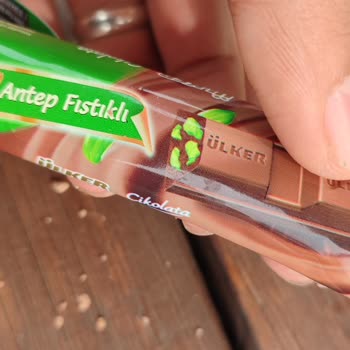 Bozuk Çikolata Deneyimi: Ülker Antep Fıstıklı Sütlü Çikolata Hayal Kırıklığı
