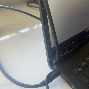 Dell Vostro Laptoplarda Kronik Menteşe Sorunu Ve İlgisizlik