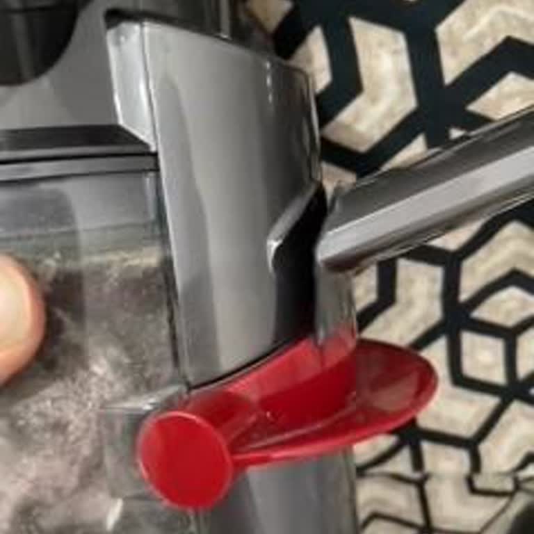 Dyson V12 Süpürge Tutma Kısmında Çatlak Sorunu