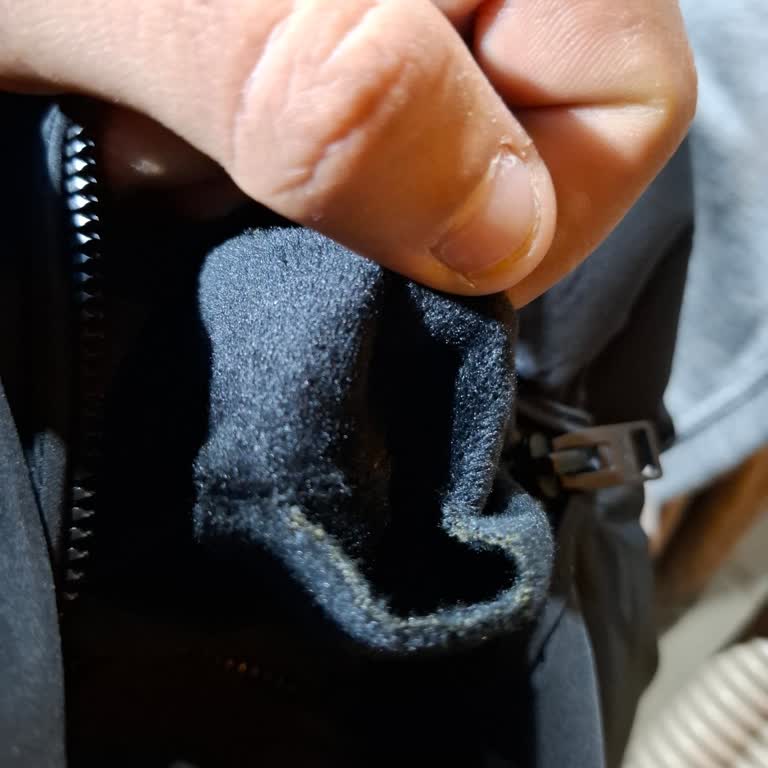 Bershka'dan Gelen Sorunlu Mont: Cebi Delik, Sırtı Topaklanmış