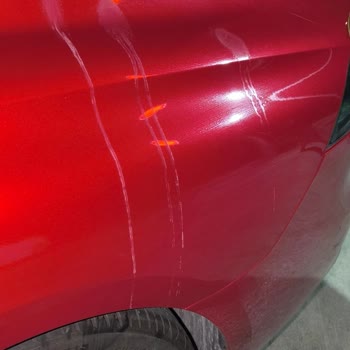 Kapalı Otoparkta Paslı Su Şoku: Aracımın Boyası Zarar Gördü