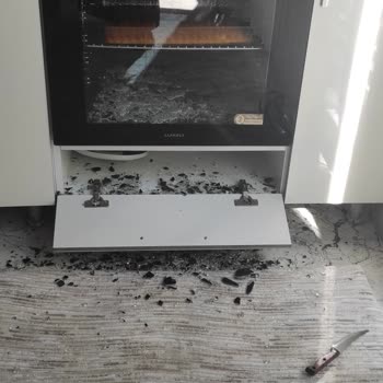 Luxell Fırın Camı Patladı, Yetkili Servis Nerede?